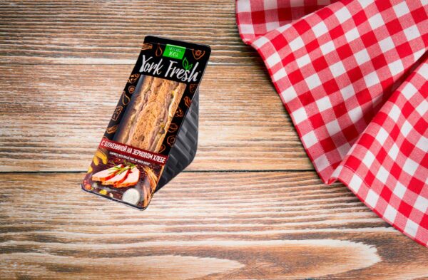 Сэндвич YORK FRESH с бужениной и маринованными огурчиками на темном хлебе, трей, 150 г